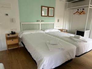 A bed or beds in a room at Hotel Virgen de Covadonga