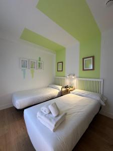A bed or beds in a room at Hotel Virgen de Covadonga