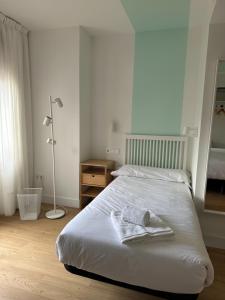 A bed or beds in a room at Hotel Virgen de Covadonga