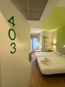 A bed or beds in a room at Hotel Virgen de Covadonga