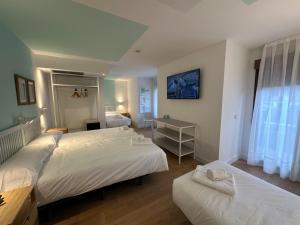 A bed or beds in a room at Hotel Virgen de Covadonga