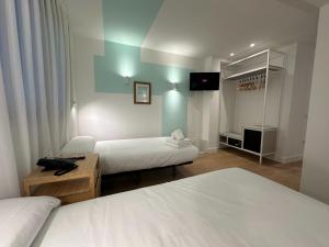 A television and/or entertainment centre at Hotel Virgen de Covadonga