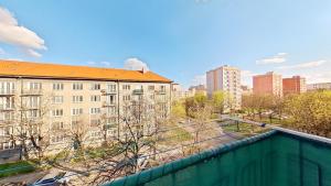 vista su un edificio dal balcone di un edificio di 2BR APT with free garage parking, close to the historic centre a Bratislava