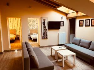 een woonkamer met een bank en een tv bij Apartamentos San Nicolás in Logroño