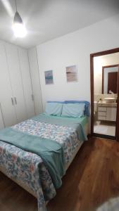 1 dormitorio con cama y lavamanos en Apto Central, Conforto Stª Helena, 5min do Centro en Juiz de Fora