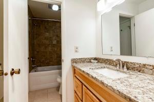 Vannituba majutusasutuses Red Pine Condominiums by All Seasons Resort Lodging