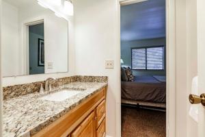 Voodi või voodid majutusasutuse Red Pine Condominiums by All Seasons Resort Lodging toas