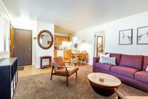 Istumisnurk majutusasutuses Red Pine Condominiums by All Seasons Resort Lodging