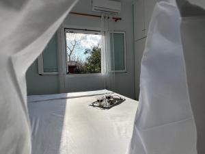 um quarto com uma cama com um prato de comida em Dimitra Houses 3 - Seaside em Lefkimmi