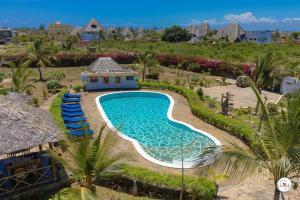 uma vista superior de uma piscina num resort em Kenya Residence Watamu em Watamu