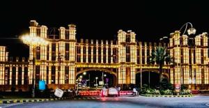 un gran edificio iluminado por la noche en Golden Plaza, en Gujrānwāla