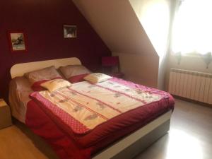 Un dormitorio con una cama en un ático en Le Moulin de montinault, en Mulsanne