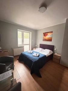 1 dormitorio con 1 cama y 1 silla en Ośrodek Konferencyjno-Wypoczynkowy "Krucze Skały" w Karpaczu en Karpacz
