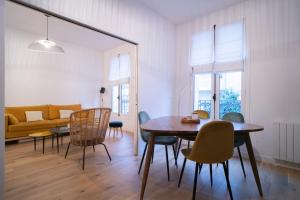 jadalnia i salon ze stołem i krzesłami w obiekcie Nice 53 m near city center w mieście Boulogne-Billancourt