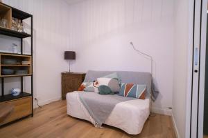 sypialnia z łóżkiem z poduszkami w obiekcie Nice 53 m near city center w mieście Boulogne-Billancourt