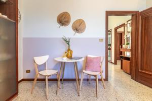 a dining room with a table and chairs at Sweet Home Graziella vicino stazione Bologna per 6 persone in Bologna