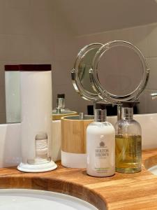 拉波勒的住宿－Maison de famille La Baule les pins，浴室水槽配有镜子和1瓶肥皂