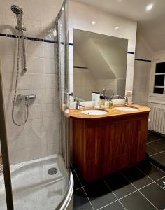 拉波勒的住宿－Maison de famille La Baule les pins，带浴缸、水槽和淋浴的浴室