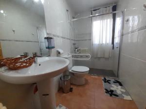 Koupelna v ubytování Casa Rural Las Barricas + 37 fotografií