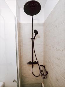 een douche met een douchekop in de badkamer bij Charming City Hideout in Cluj-Napoca