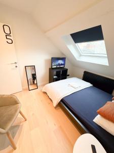 布魯塞爾的住宿－Cozy Bed and Breakfast at European Commision，一间卧室配有一张床和天窗