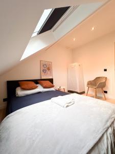 ein Schlafzimmer mit einem großen Bett und einem Dachfenster in der Unterkunft Cozy Bed and Breakfast at European Commision in Brüssel