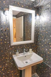 un bagno con lavandino e specchio di INFINITY SEASIDE APARTMENTS a Nea Kalikratia