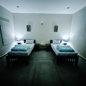 um quarto com duas camas num quarto em Tringrahi Vraj Mahal em Vrindavan