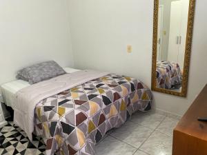 Tempat tidur dalam kamar di Quarto no Ap do Roberto Centro