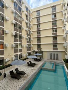 Bazén v ubytování Condo in Silang Fullerton Suites - near tagaytay and nuvali nebo v jeho okolí