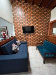 un soggiorno con divano blu e TV di Villa Concha a Villanueva