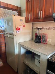 una cucina con frigorifero bianco e bancone di Villa Concha a Villanueva