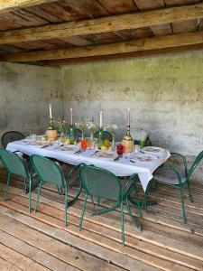 a table with candles on it with green chairs at Plasur - Apartement Bella Vista in Montechiaro
