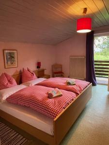 ein Schlafzimmer mit einem Bett mit zwei Hausschuhen darauf in der Unterkunft Plasur - Apartement Bella Vista in Montechiaro