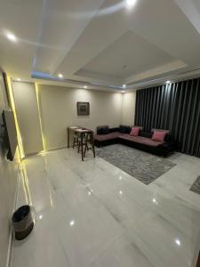uma sala de estar com um sofá e uma mesa em Lovely High Quality Self Check-in Apartments شقق سلام بالدخول الذاتي em Al Madinah