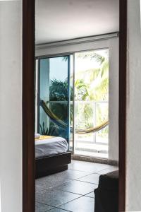 サンタ・ベロニカにあるVilla Nuevo Amanecer Santa Verónicaのベッドと窓が備わる客室です。