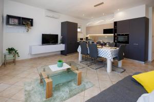 salon z kuchnią i jadalnią w obiekcie Apartment Nikoleto w mieście Zadar