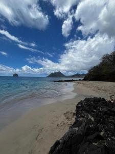 een strand met rotsen en de oceaan op een bewolkte dag bij Ti Diamant Bo Kaï in Le Diamant