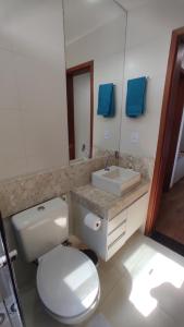 ジュイス・デ・フォーラにあるApto Central, Conforto Stª Helena, 5min do Centroのバスルーム(白いトイレ、シンク付)