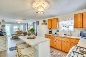 Ett kök eller pentry på Family Home in Blossvale with Oneida Lake Access!