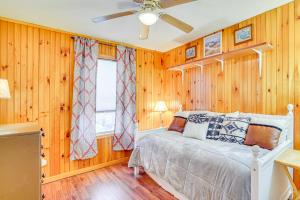 Säng eller sängar i ett rum på Family Home in Blossvale with Oneida Lake Access!