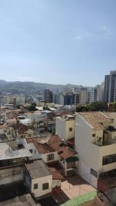 uitzicht op de daken van gebouwen in een stad bij Apto Central, Conforto Stª Helena, 5min do Centro in Juiz de Fora