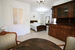 1 dormitorio con cama, mesa y espejo en Casa rústica con Piscina y finca en Costa da Morte en Cores