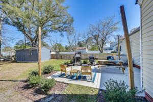 um quintal com uma mesa de piquenique e um grelhador em New Bern House with Gas Grill Near Neuse River! em New Bern