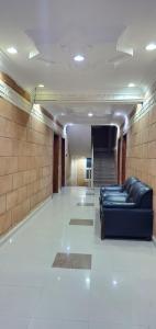 a waiting room with a couch in a building at المبيت 4 للشقق الفندقيه in Hajlah