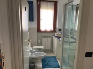 a bathroom with a toilet and a sink and a shower at La casa del Parco di San Donato Milanese in San Giuliano Milanese