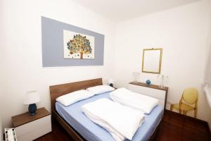 ein Schlafzimmer mit einem Bett mit zwei weißen Kissen in der Unterkunft Isonzo Home in Cosenza
