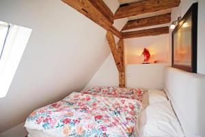 Łóżko w niewielkim pokoju z drewnianymi sufitami w obiekcie Ferienwohnung Ambiente w mieście Gaggenau