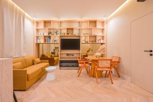 uma sala de estar com um sofá e uma mesa em Appartement Quartier Latin em Paris