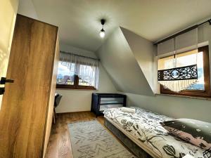 - une petite chambre avec un lit et une fenêtre dans l'établissement Apartamenty u Moni, à Zakopane